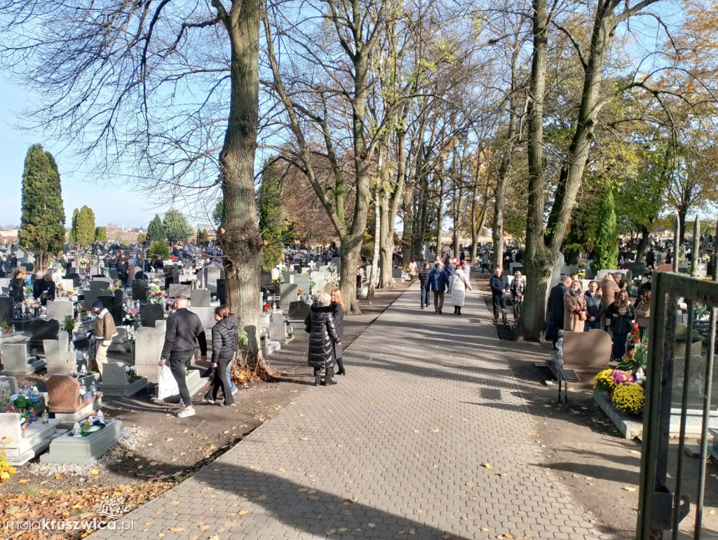 Wszystkich Świętych w Kruszwicy: Dziś wspominamy naszych zmarłych [ZDJĘCIA, VIDEO]