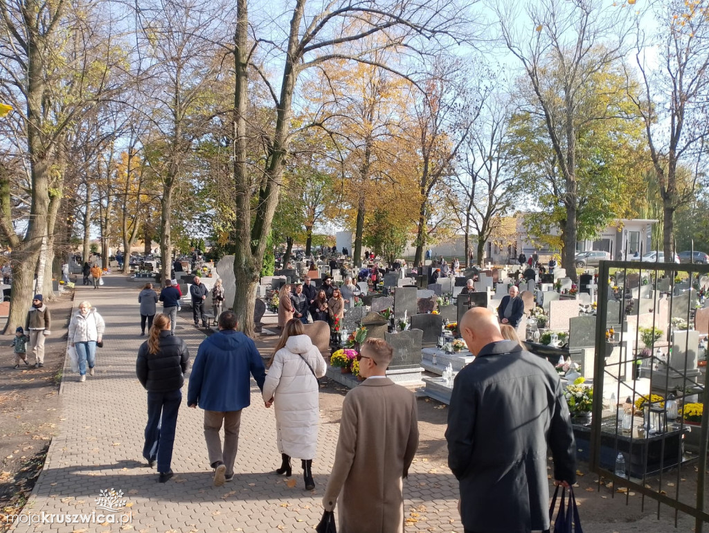 Wszystkich Świętych w Kruszwicy: Dziś wspominamy naszych zmarłych [ZDJĘCIA, VIDEO]
