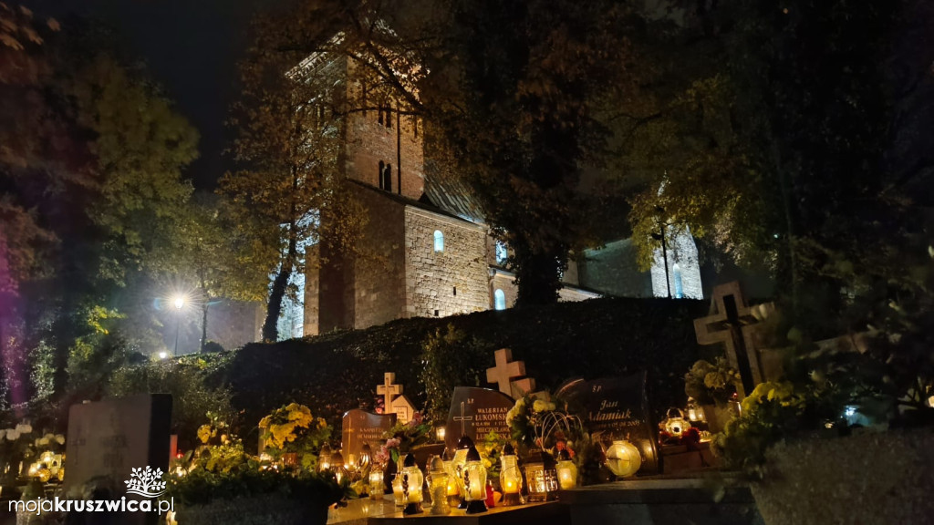 Wszystkich Świętych w Kruszwicy: Dziś wspominamy naszych zmarłych [ZDJĘCIA, VIDEO]