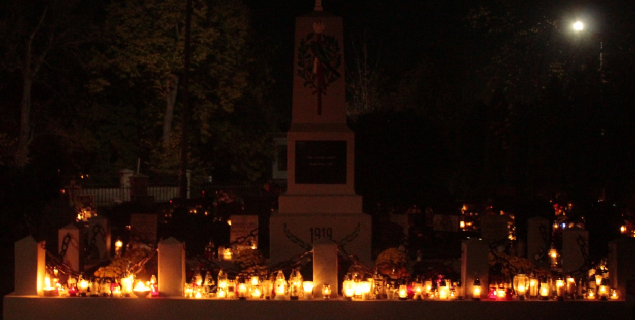 Wieczór na kruszwickim cmentarzu 2025