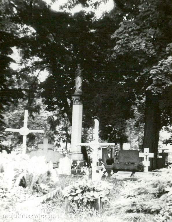 Spacerkiem po kruszwickim cmentarzu 45 lat temu. Zobacz najbardziej znane groby