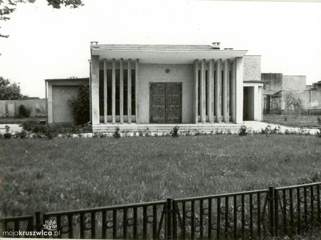 Spacerkiem po kruszwickim cmentarzu 45 lat temu. Zobacz najbardziej znane groby
