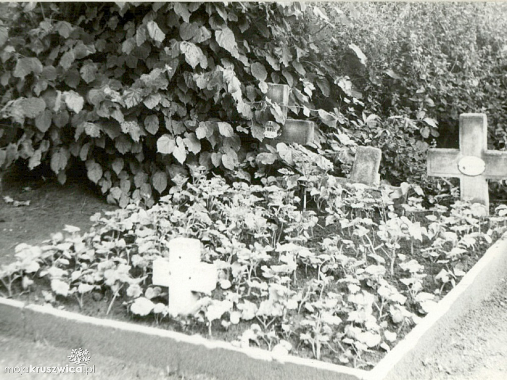 Spacerkiem po kruszwickim cmentarzu 45 lat temu. Zobacz najbardziej znane groby