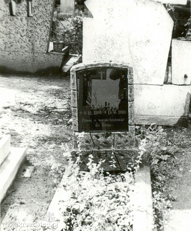 Spacerkiem po kruszwickim cmentarzu 45 lat temu. Zobacz najbardziej znane groby