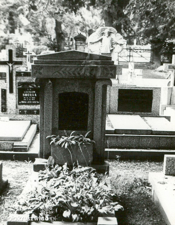 Spacerkiem po kruszwickim cmentarzu 45 lat temu. Zobacz najbardziej znane groby