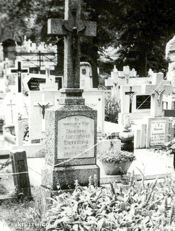 Spacerkiem po kruszwickim cmentarzu 45 lat temu. Zobacz najbardziej znane groby