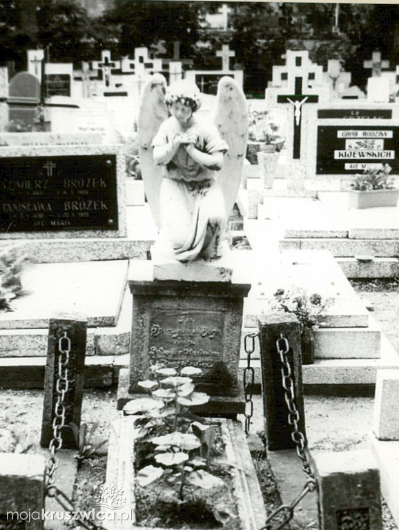 Spacerkiem po kruszwickim cmentarzu 45 lat temu. Zobacz najbardziej znane groby