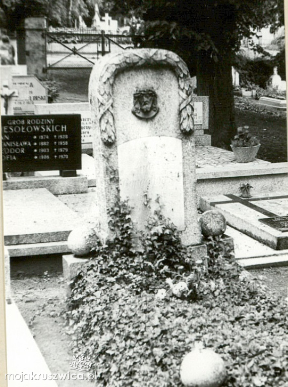 Spacerkiem po kruszwickim cmentarzu 45 lat temu. Zobacz najbardziej znane groby