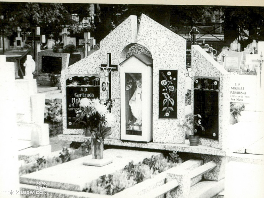 Spacerkiem po kruszwickim cmentarzu 45 lat temu. Zobacz najbardziej znane groby