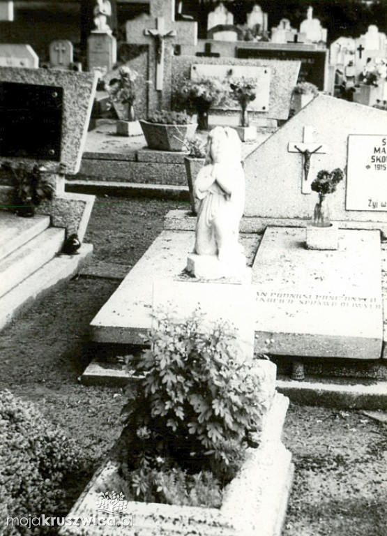 Spacerkiem po kruszwickim cmentarzu 45 lat temu. Zobacz najbardziej znane groby