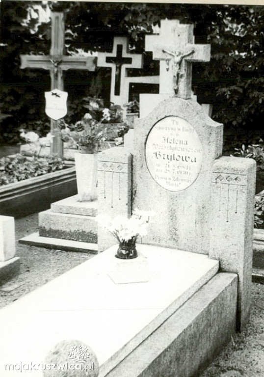 Spacerkiem po kruszwickim cmentarzu 45 lat temu. Zobacz najbardziej znane groby