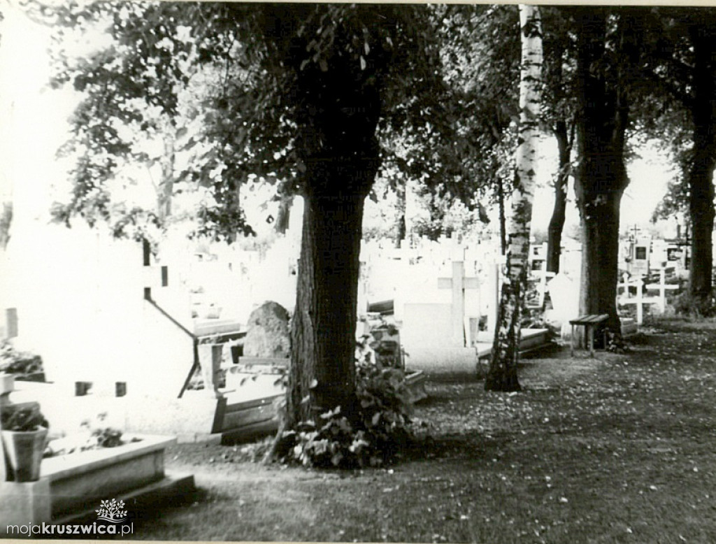 Spacerkiem po kruszwickim cmentarzu 45 lat temu. Zobacz najbardziej znane groby