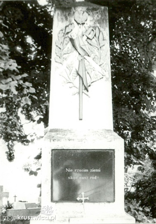 Spacerkiem po kruszwickim cmentarzu 45 lat temu. Zobacz najbardziej znane groby