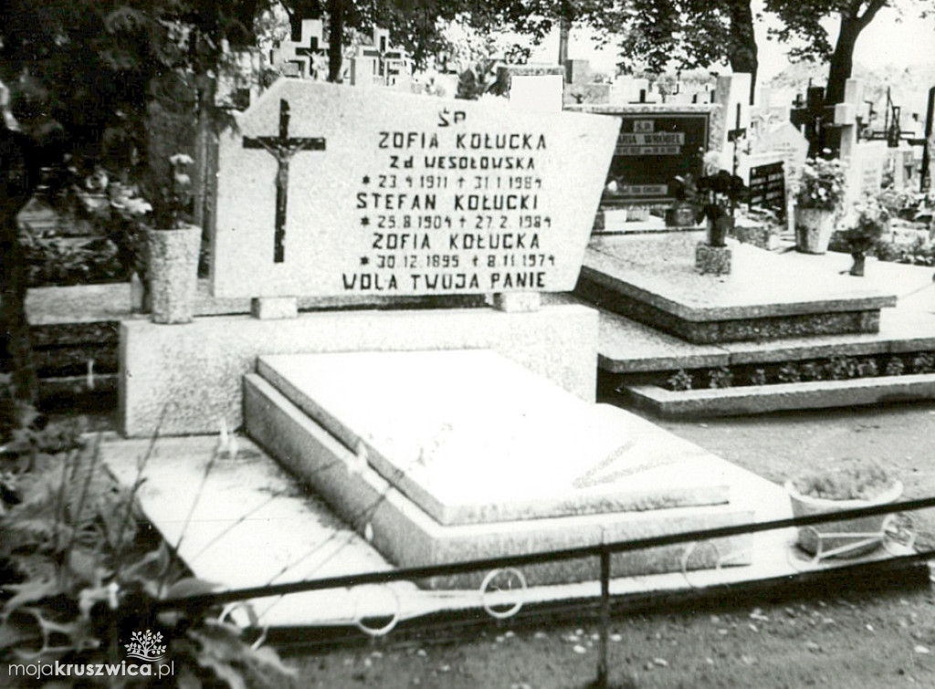Spacerkiem po kruszwickim cmentarzu 45 lat temu. Zobacz najbardziej znane groby