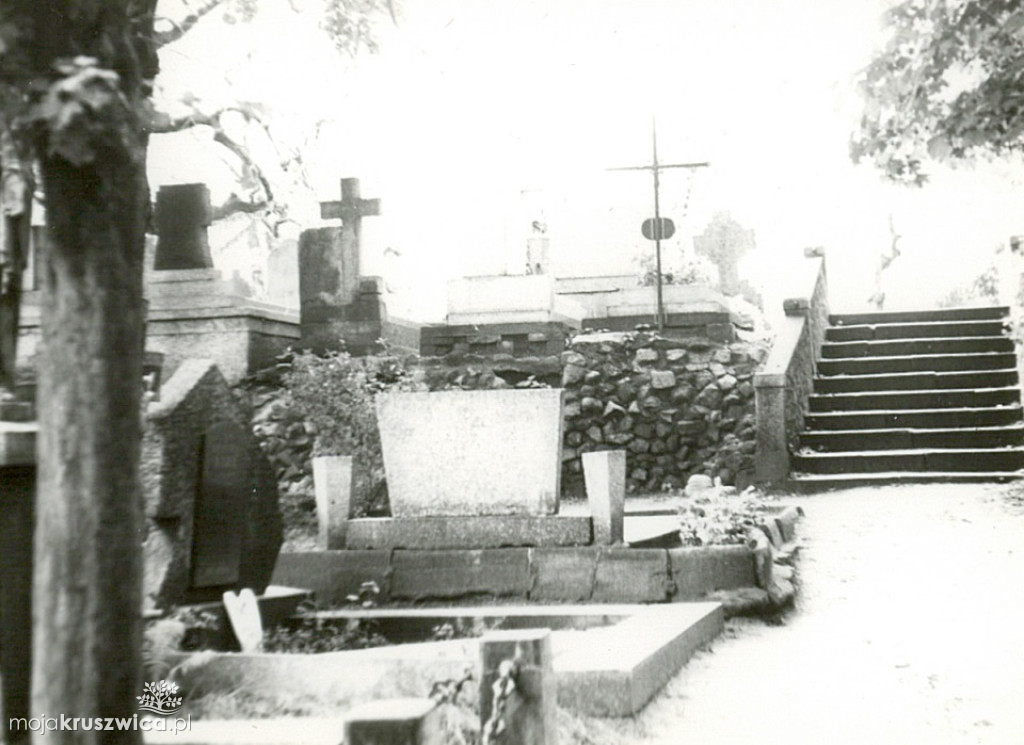 Spacerkiem po kruszwickim cmentarzu 45 lat temu. Zobacz najbardziej znane groby