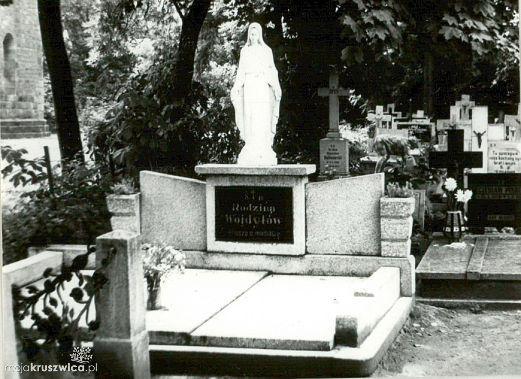 Spacerkiem po kruszwickim cmentarzu 45 lat temu. Zobacz najbardziej znane groby