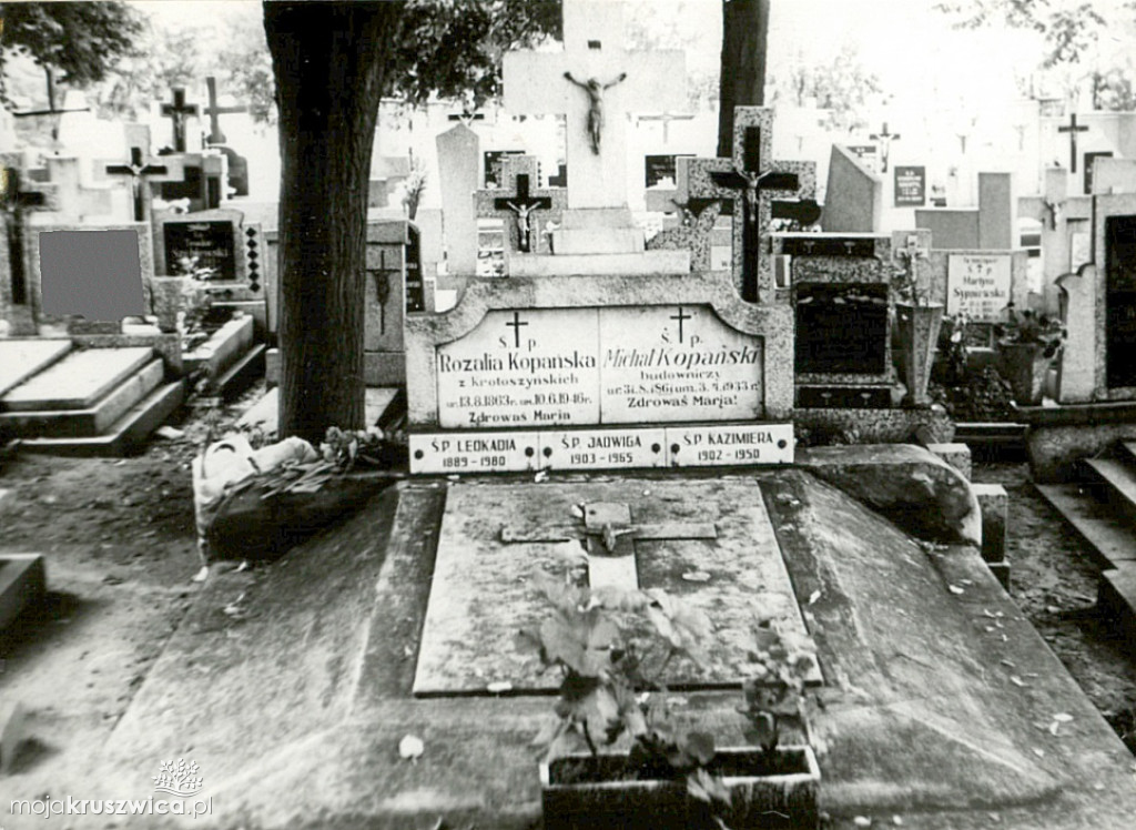 Spacerkiem po kruszwickim cmentarzu 45 lat temu. Zobacz najbardziej znane groby
