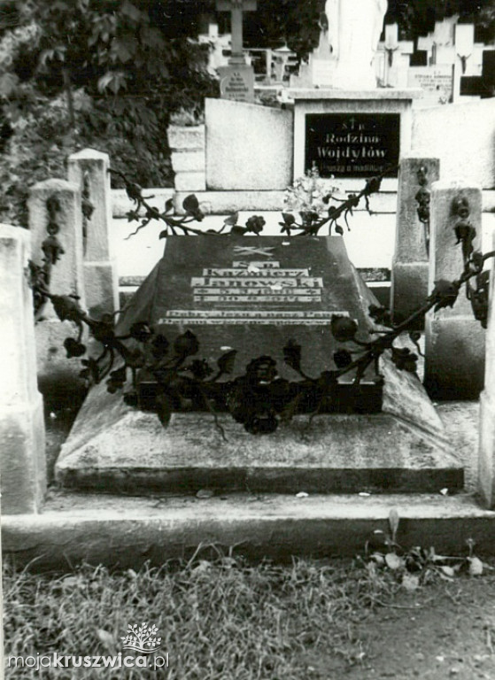 Spacerkiem po kruszwickim cmentarzu 45 lat temu. Zobacz najbardziej znane groby