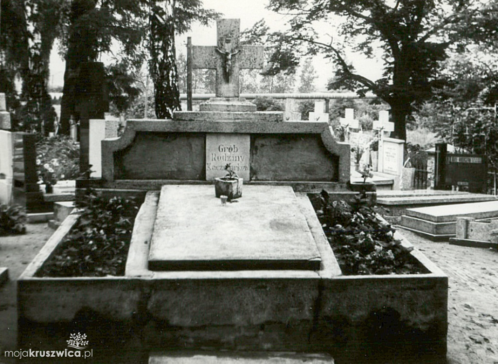 Spacerkiem po kruszwickim cmentarzu 45 lat temu. Zobacz najbardziej znane groby