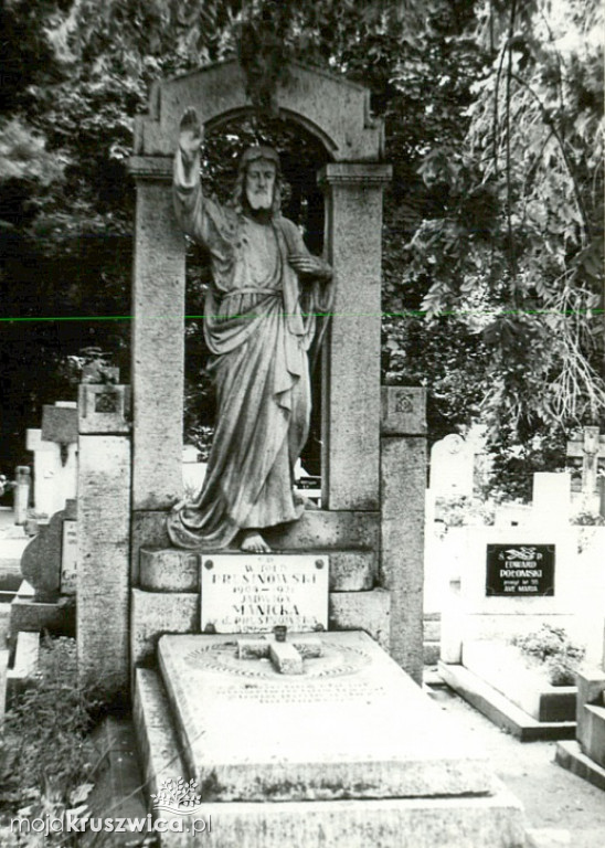 Spacerkiem po kruszwickim cmentarzu 45 lat temu. Zobacz najbardziej znane groby