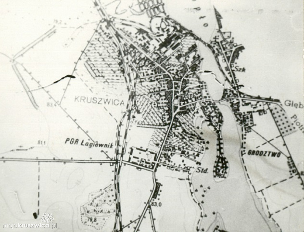 Spacerkiem po kruszwickim cmentarzu 45 lat temu. Zobacz najbardziej znane groby