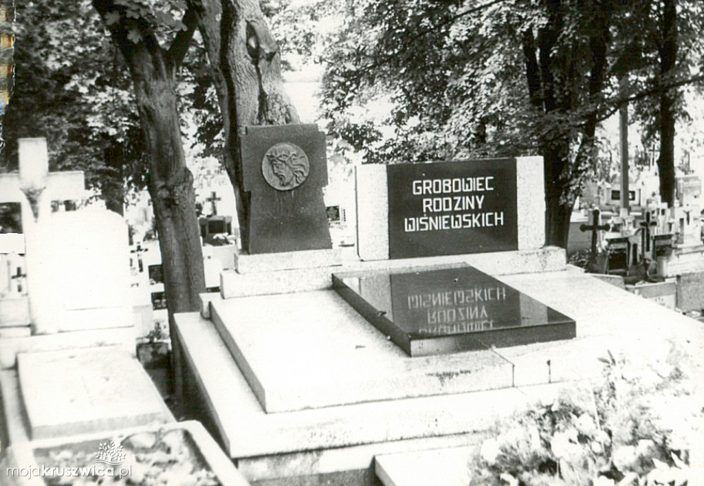 Spacerkiem po kruszwickim cmentarzu 45 lat temu. Zobacz najbardziej znane groby