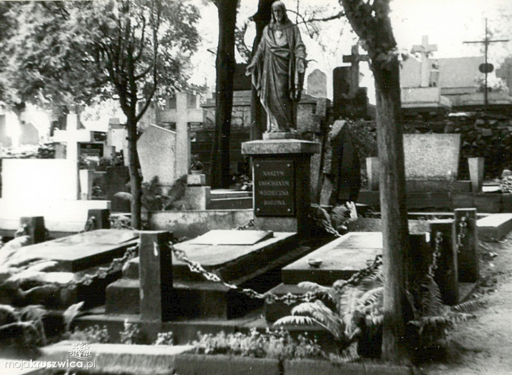 Spacerkiem po kruszwickim cmentarzu 45 lat temu. Zobacz najbardziej znane groby