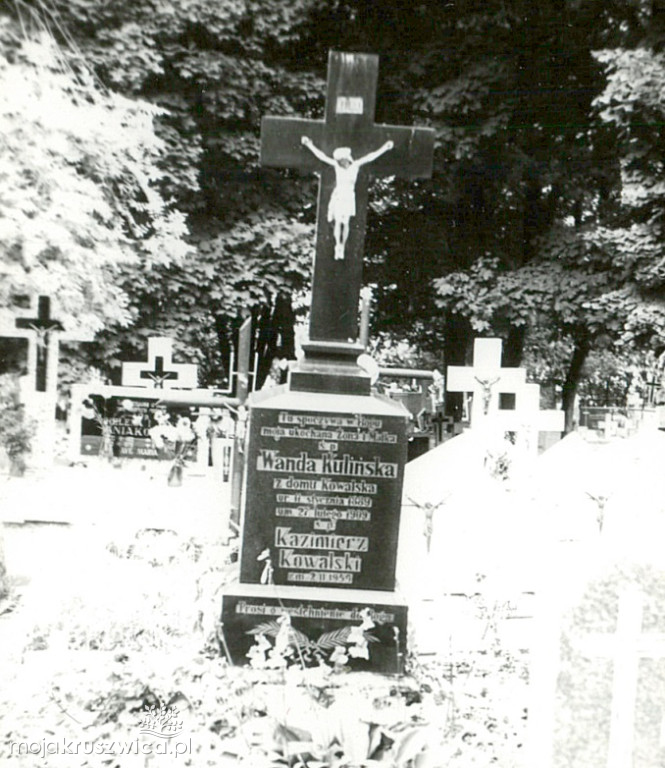 Spacerkiem po kruszwickim cmentarzu 45 lat temu. Zobacz najbardziej znane groby