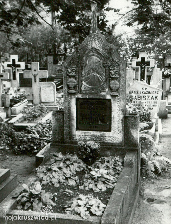 Spacerkiem po kruszwickim cmentarzu 45 lat temu. Zobacz najbardziej znane groby