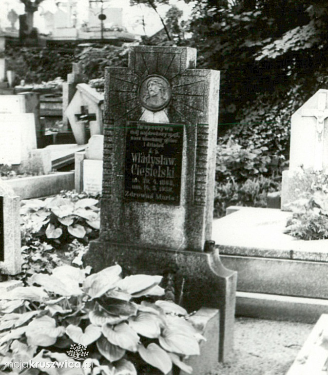 Spacerkiem po kruszwickim cmentarzu 45 lat temu. Zobacz najbardziej znane groby