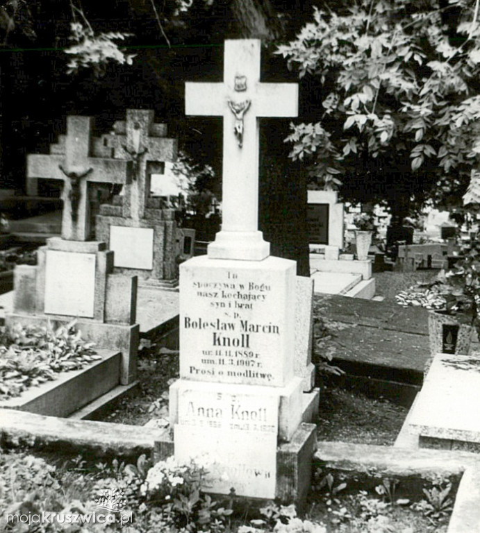 Spacerkiem po kruszwickim cmentarzu 45 lat temu. Zobacz najbardziej znane groby