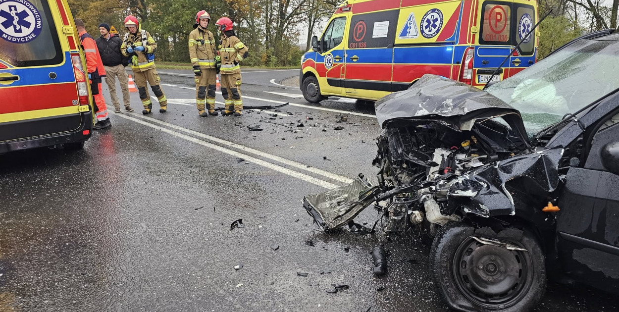 Zderzenie dwóch samochodów osobowych w Busewie. Trzy osoby ranne [FOTO]