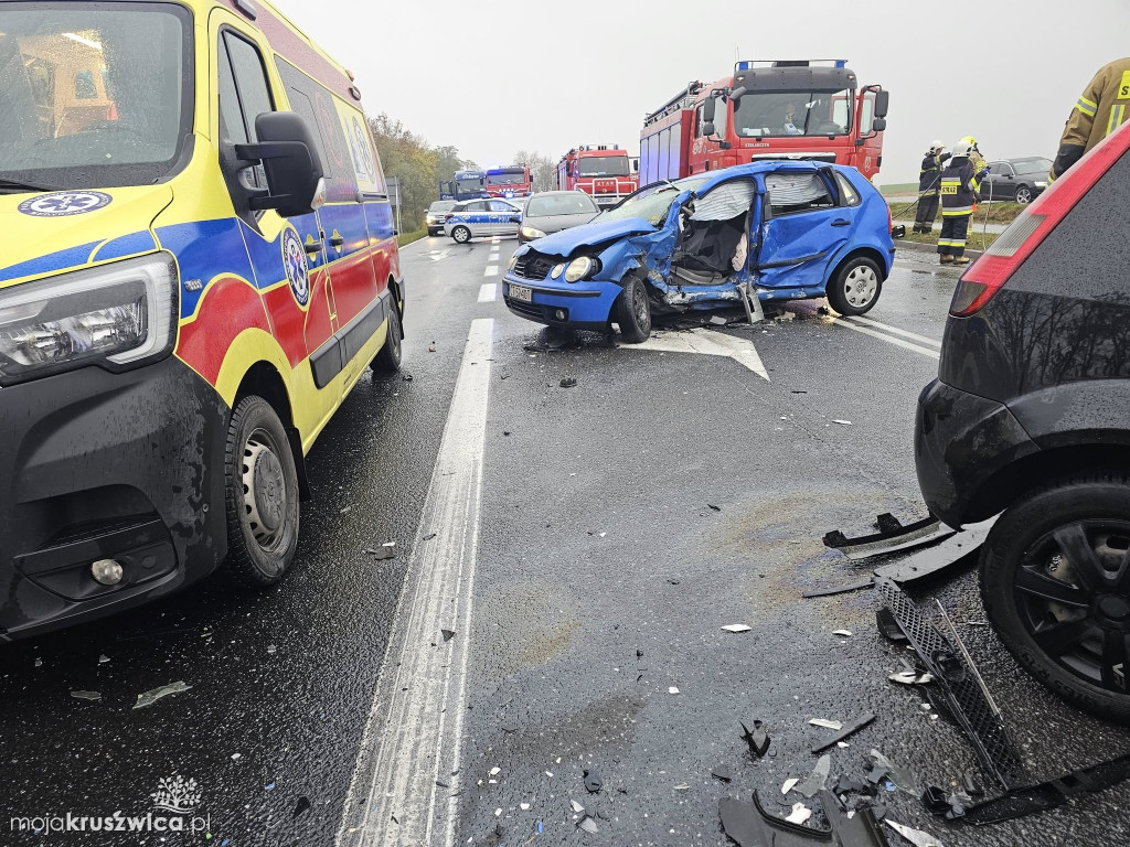 Zderzenie dwóch samochodów osobowych w Busewie. Trzy osoby ranne [FOTO]