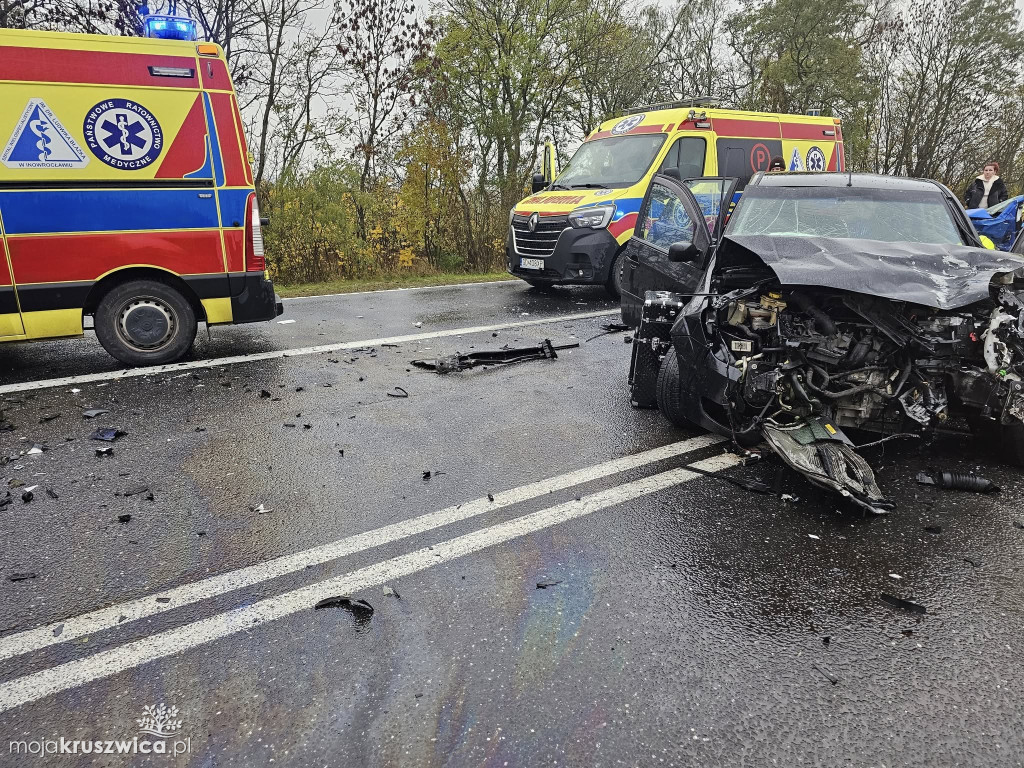 Zderzenie dwóch samochodów osobowych w Busewie. Trzy osoby ranne [FOTO]