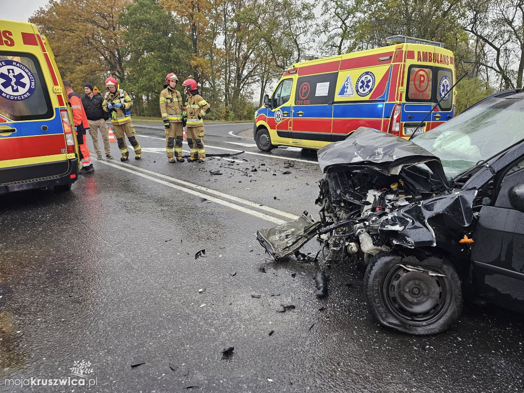 Zderzenie dwóch samochodów osobowych w Busewie. Trzy osoby ranne [FOTO]