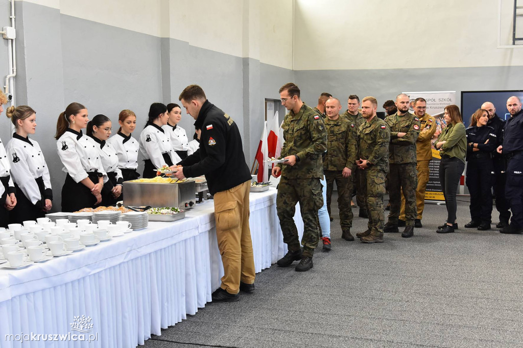 W ZS w Kruszwicy odbył się Turniej Strzelecki Służb Mundurowych [FOTO]