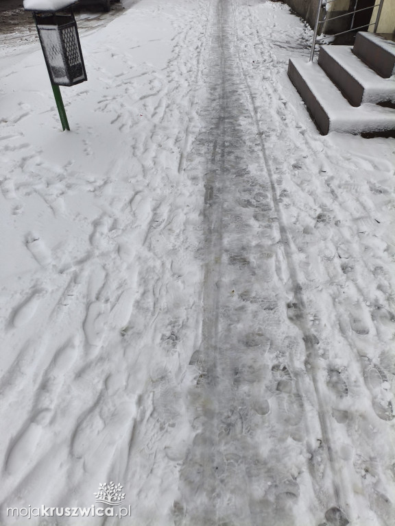 Zima znów zaskoczyła. Nieodśnieżone drogi i chodniki w Kruszwicy