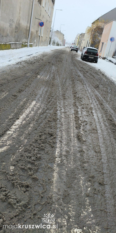 Zima znów zaskoczyła. Nieodśnieżone drogi i chodniki w Kruszwicy