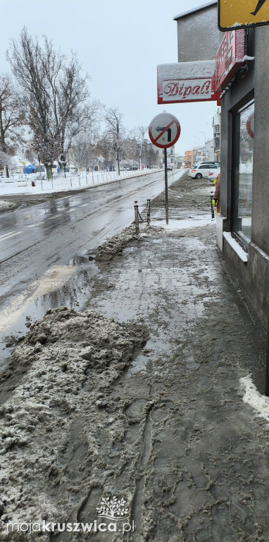 Zima znów zaskoczyła. Nieodśnieżone drogi i chodniki w Kruszwicy