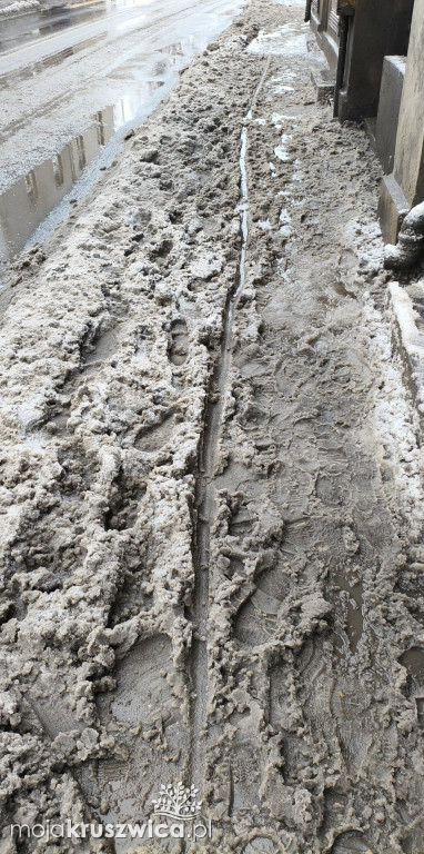 Zima znów zaskoczyła. Nieodśnieżone drogi i chodniki w Kruszwicy