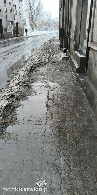 Zima znów zaskoczyła. Nieodśnieżone drogi i chodniki w Kruszwicy