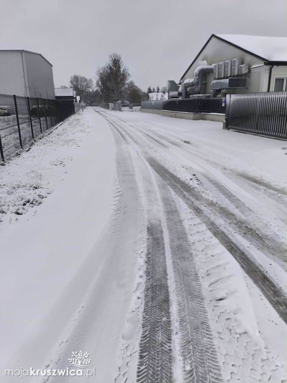 Zima znów zaskoczyła. Nieodśnieżone drogi i chodniki w Kruszwicy