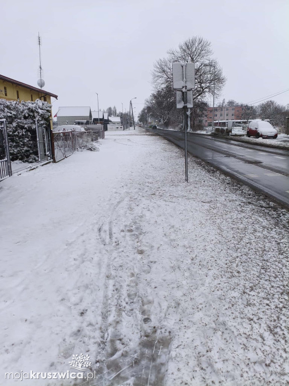 Zima znów zaskoczyła. Nieodśnieżone drogi i chodniki w Kruszwicy