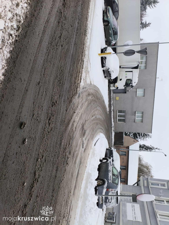 Zima znów zaskoczyła. Nieodśnieżone drogi i chodniki w Kruszwicy