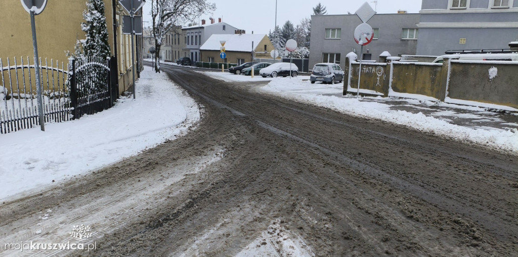 Zima znów zaskoczyła. Nieodśnieżone drogi i chodniki w Kruszwicy