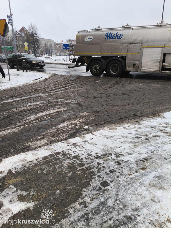 Zima znów zaskoczyła. Nieodśnieżone drogi i chodniki w Kruszwicy