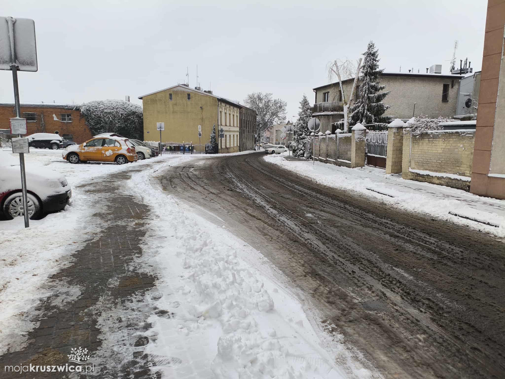 Zima znów zaskoczyła. Nieodśnieżone drogi i chodniki w Kruszwicy