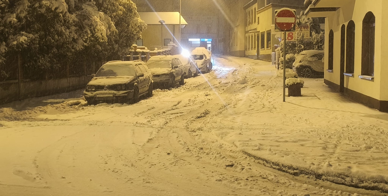 Niebezpiecznie na kruszwickich drogach. Śnieg zamarza - uważajcie!