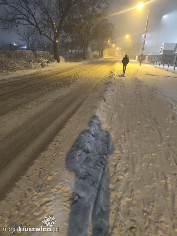 Niebezpiecznie na kruszwickich drogach. Śnieg zamarza - uważajcie!