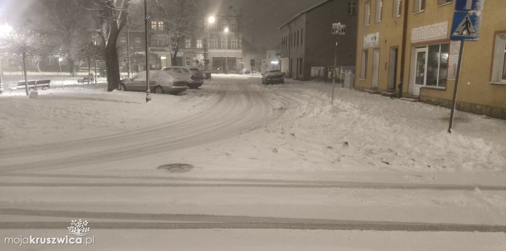Niebezpiecznie na kruszwickich drogach. Śnieg zamarza - uważajcie!